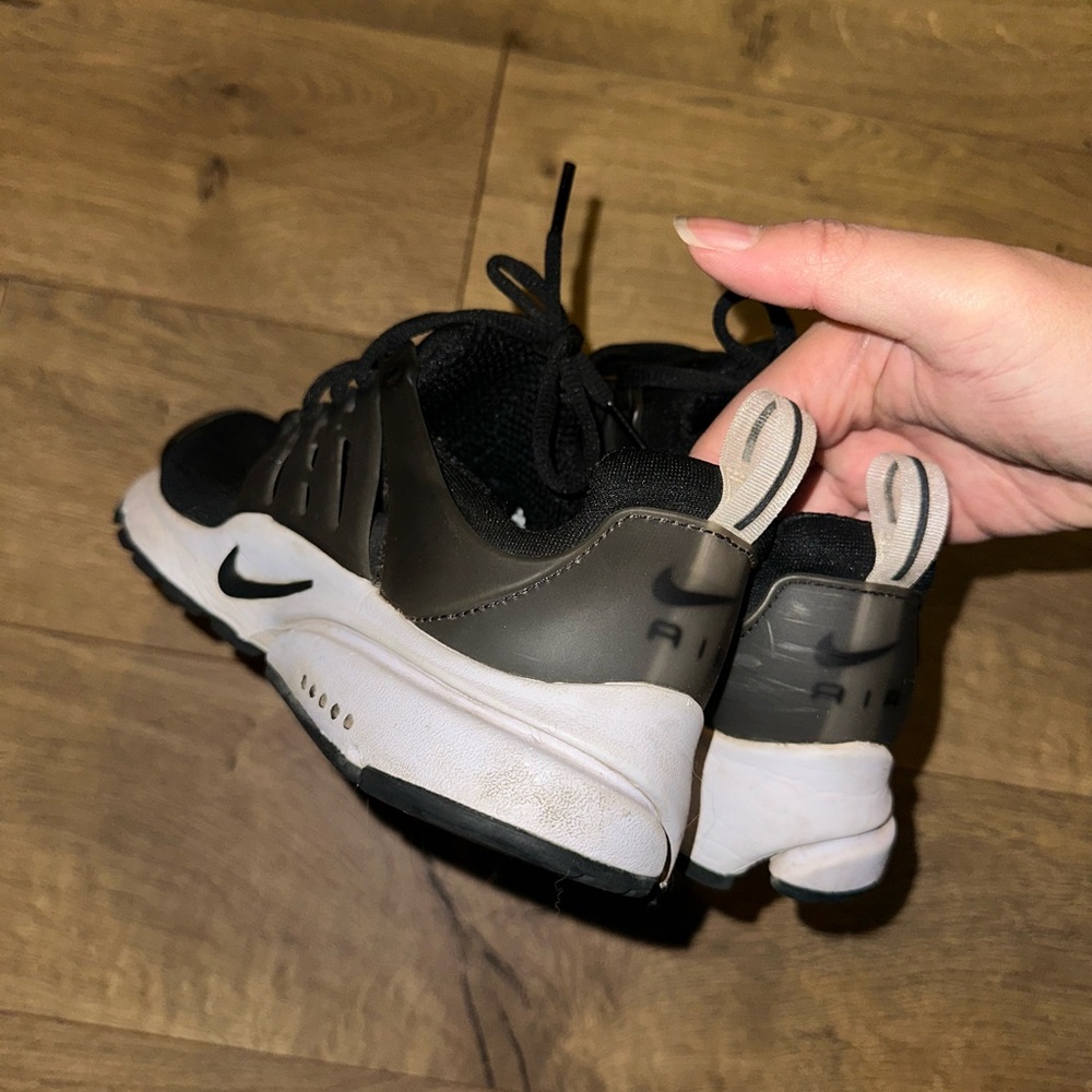 BLACK NIKE RUNNING SHOES